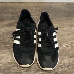 Adidas womens size 7 tennis shoe